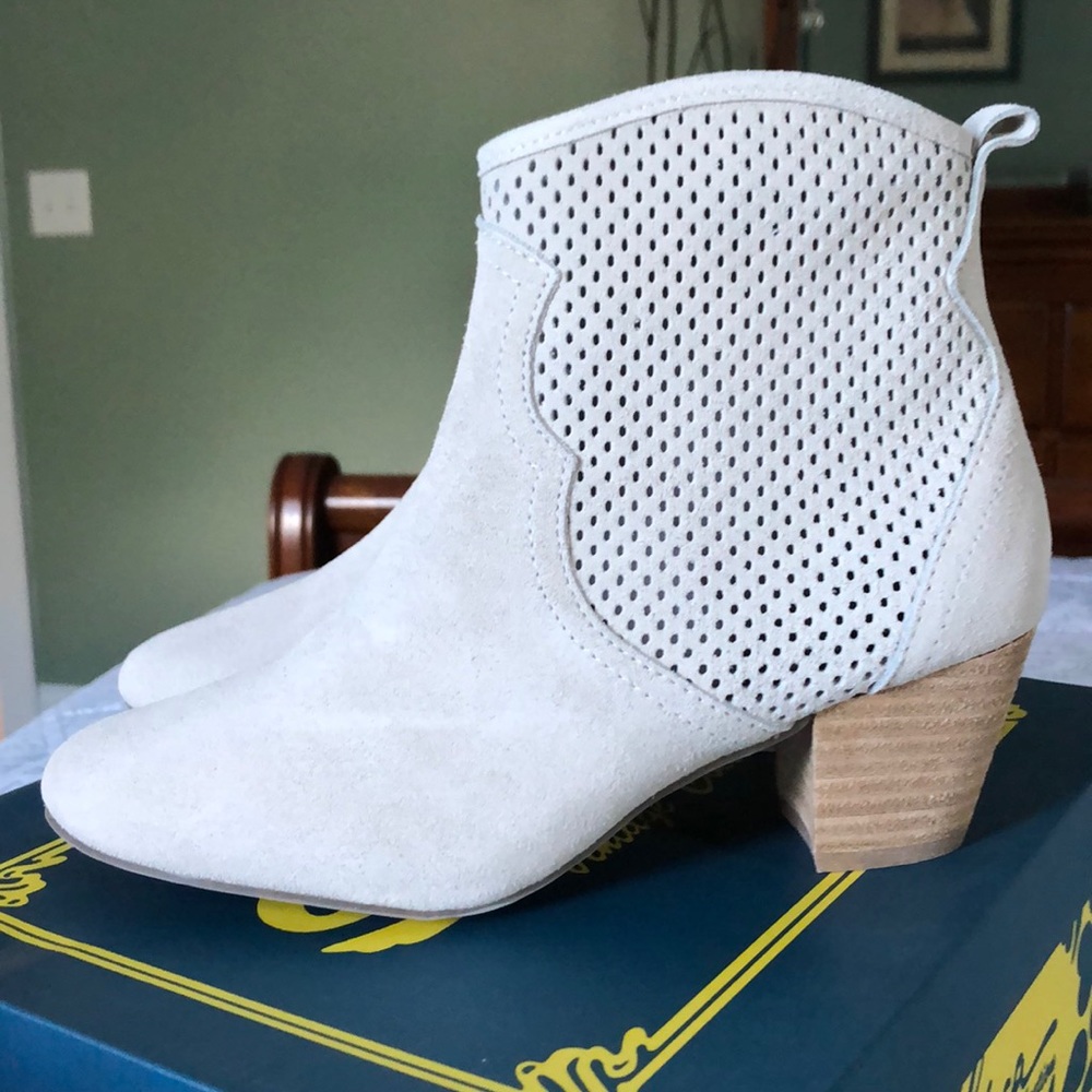 Sbicca Ankle Boot. Lt gray, Bootie. New in Box
